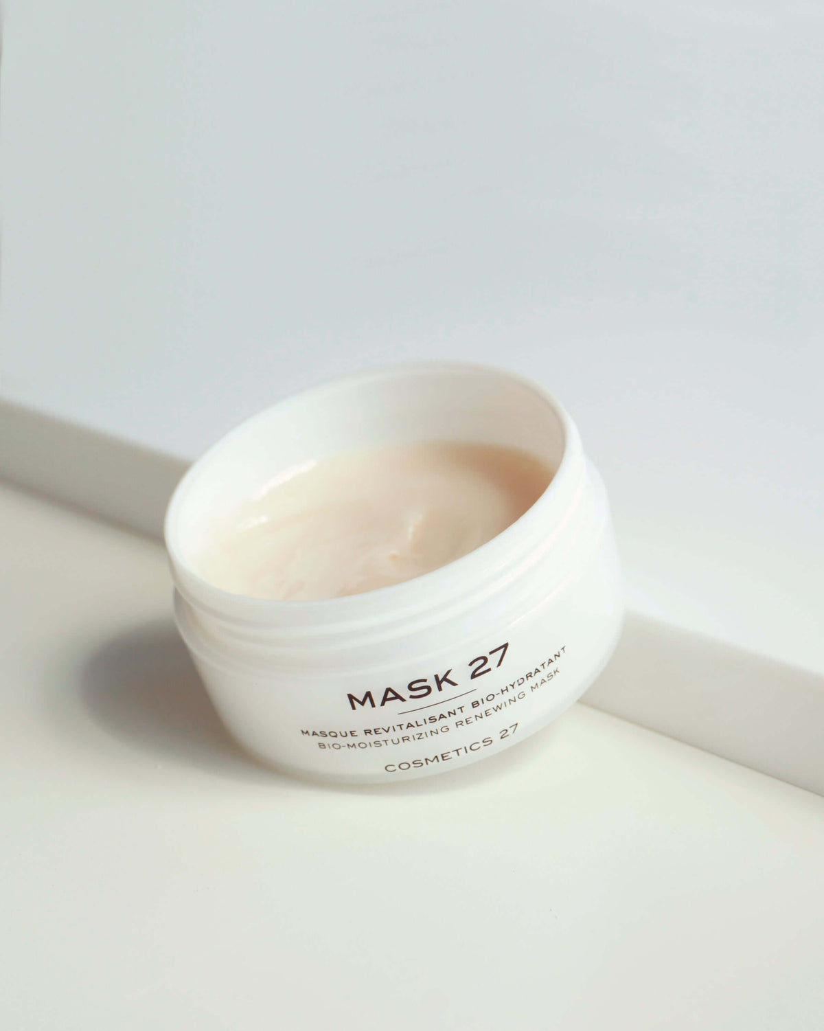 Pot ouvert de Mask 27 incliné sur un rebord blanc