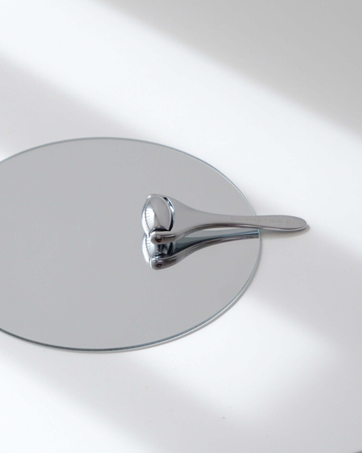 Ridoki roller resting on a round mirror