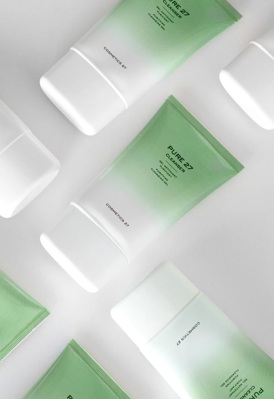 Plusieurs tubes de Pure 27 Cleanser disposés en diagonale, vue du dessus