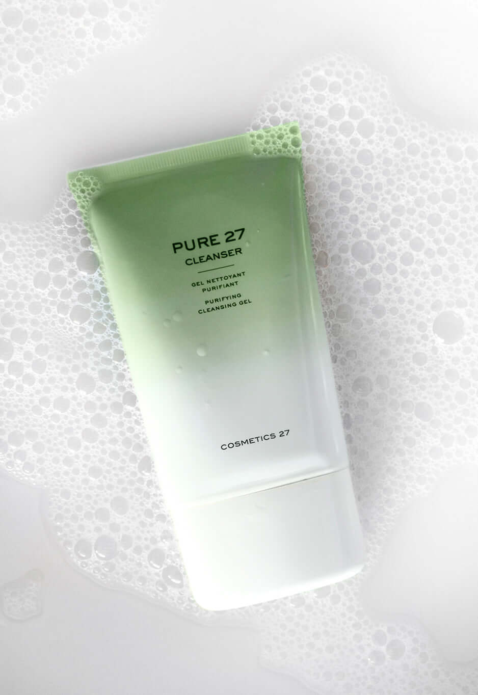 Tube de Pure 27 Cleanser posé sur de la mousse