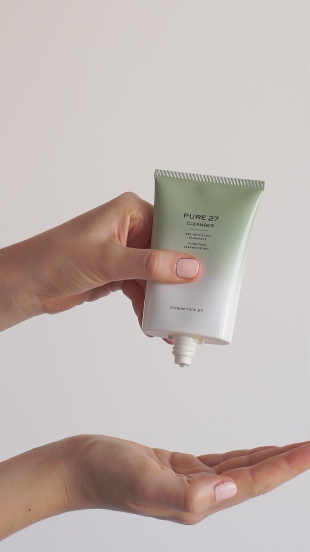 Vidéo : gel Pure 27 Cleanser versé du tube dans une paume, puis travaillé entre les mains