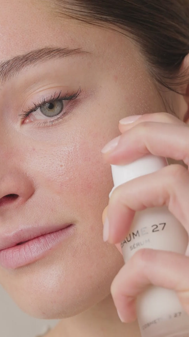 Vidéo : femme tenant un flacon de Baume 27 Sérum, puis appliquant le sérum sur son visage