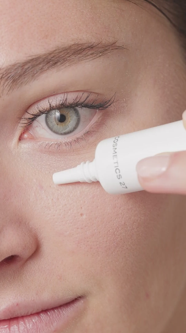 Vidéo : crème Eyes 27 déposée sous l'œil avec l'embout du tube, puis tapotée du bout des doigts