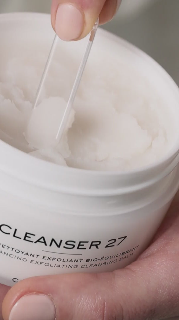 Vidéo : spatule prélevant le baume dans un pot de Cleanser 27, puis femme le massant sur son visage