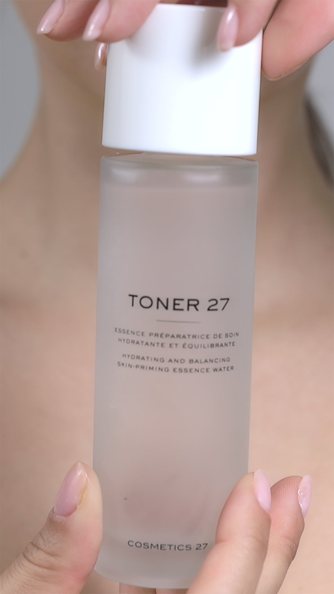 Vidéo : femme versant Toner 27 dans sa paume, puis l'appliquant sur son visage