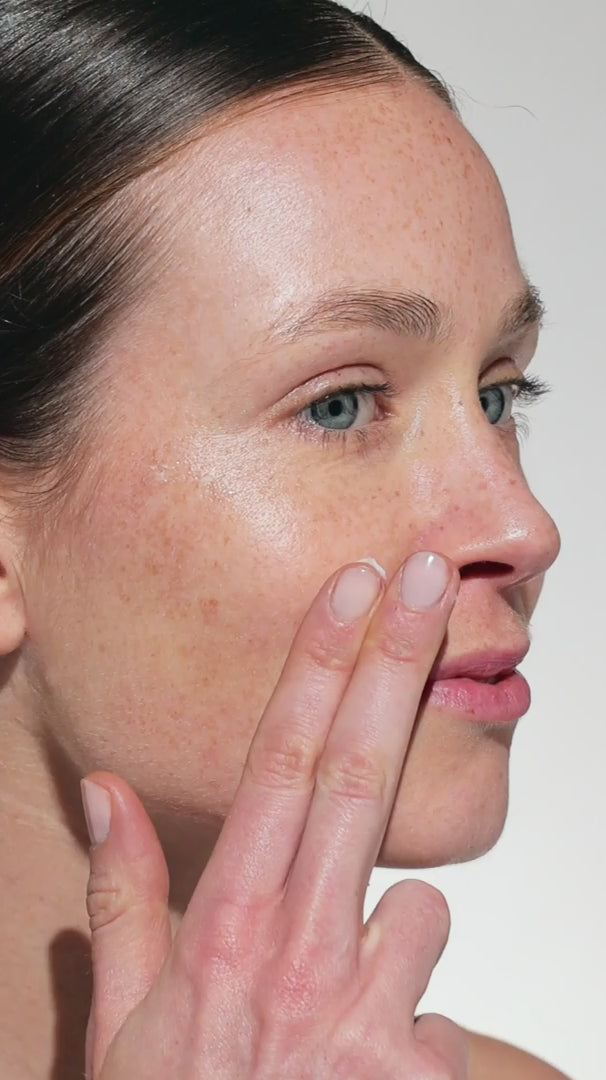 Vidéo : femme étalant de la crème sur sa joue du bout des doigts