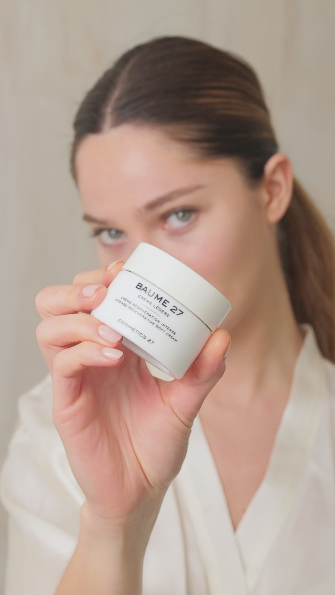 Vidéo : femme présentant un pot de Baume 27 Crème Légère, puis appliquant la crème sur le visage et le cou