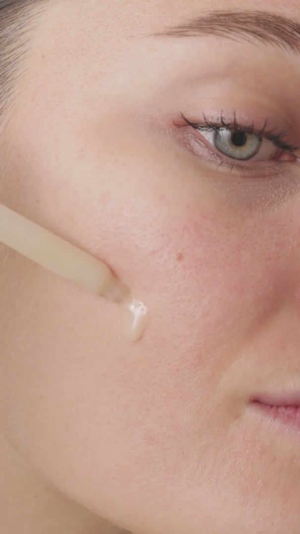 Vidéo : pipette déposant une goutte de fluide sur la joue, puis femme l'étalant du bout des doigts